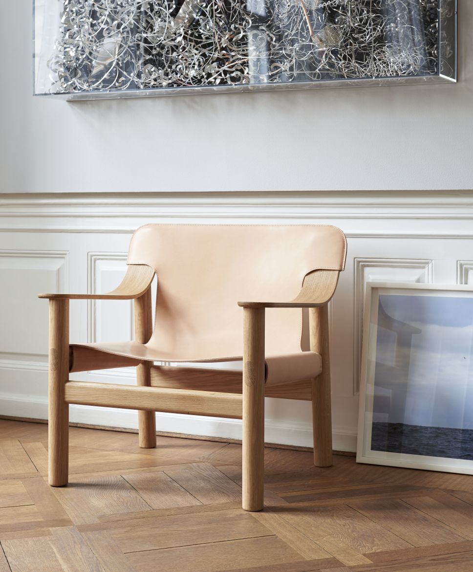 Bernard Chair Sessel von Hay mit hellem Lederbezug und Holzgestell in einem stilvollen Interieur.