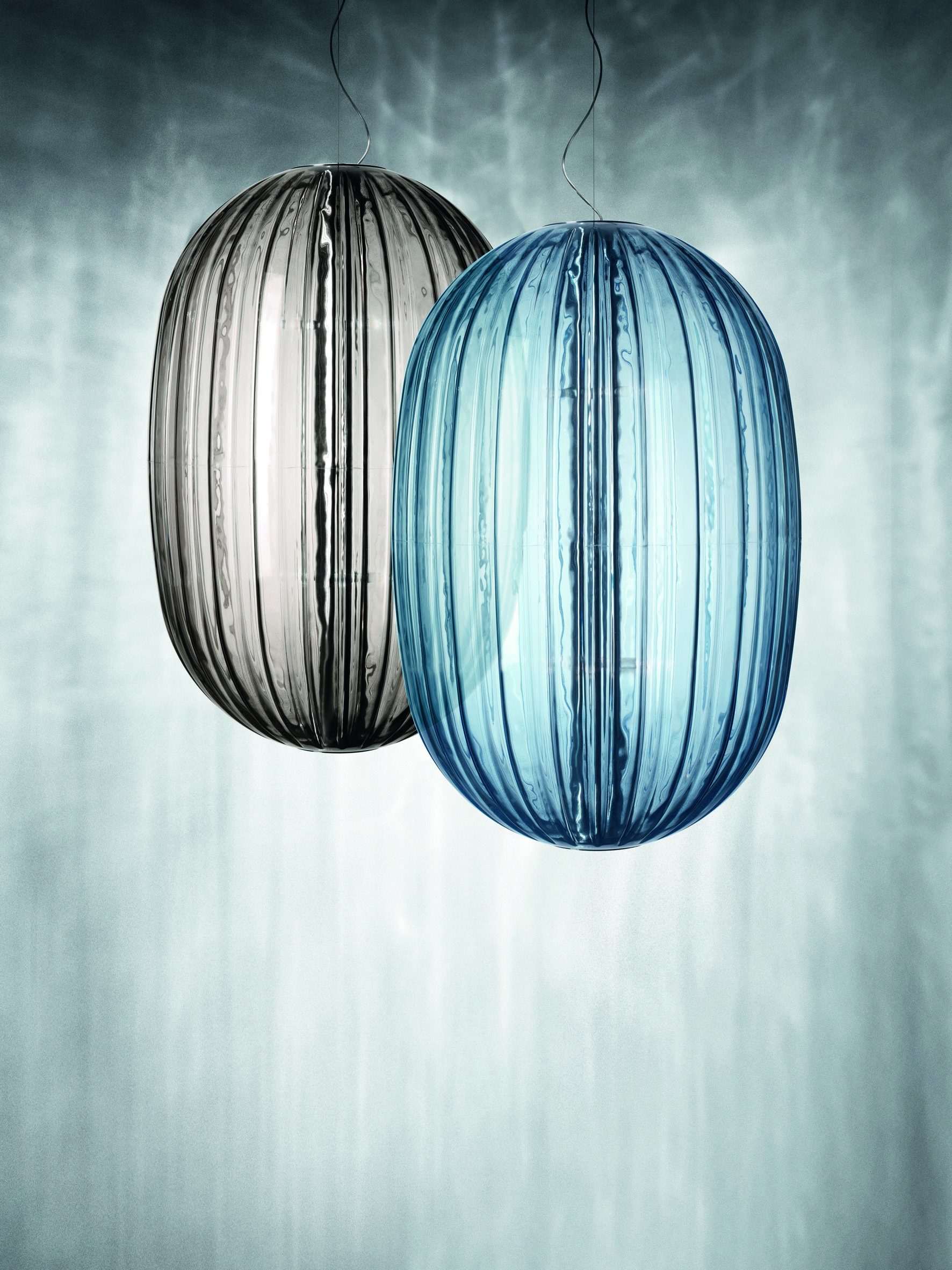 Zwei moderne PLASS Hängeleuchten von Foscarini in Grau und Blau, Halogen/LED, für stilvolle Innenbeleuchtung.