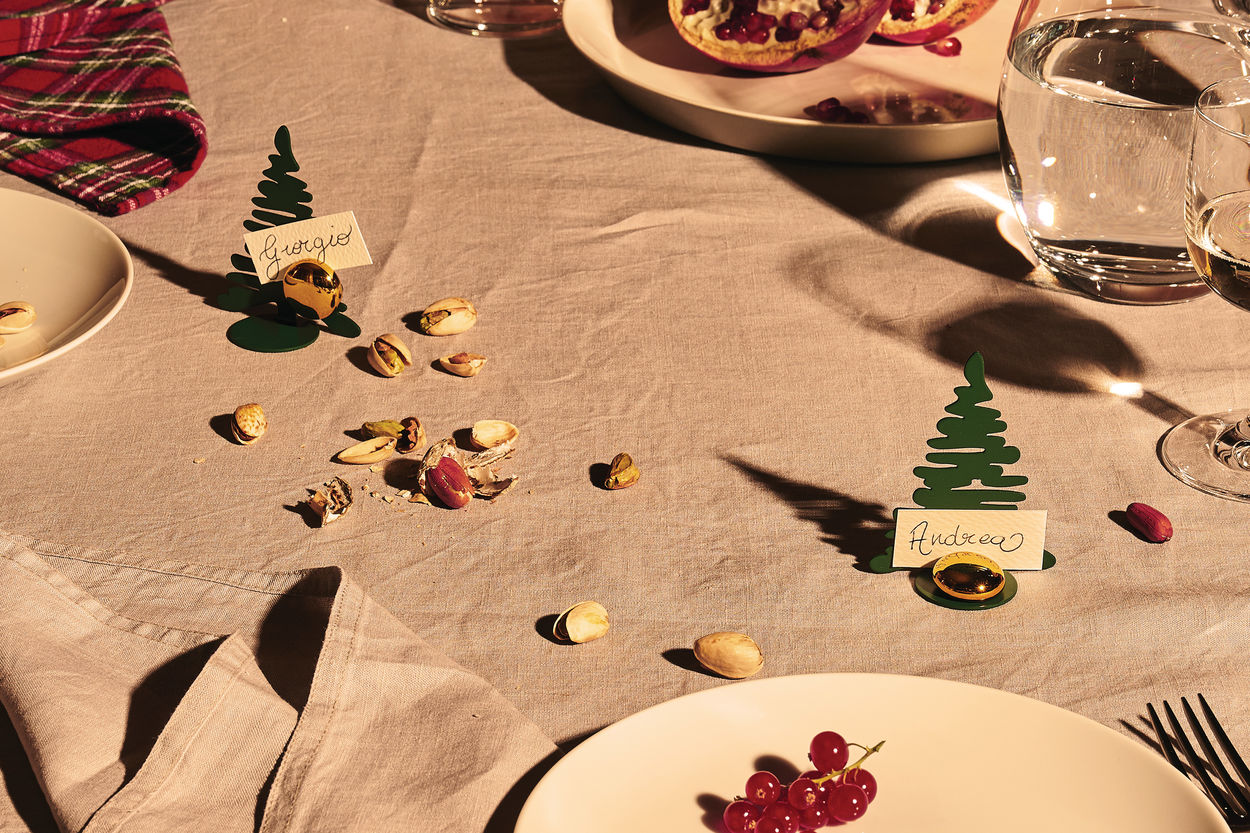 Barkplace Weihnachtsbaum Tischkartenhalter: festliche Tischdeko mit grünem Tannenbaum und goldenem Akzent.