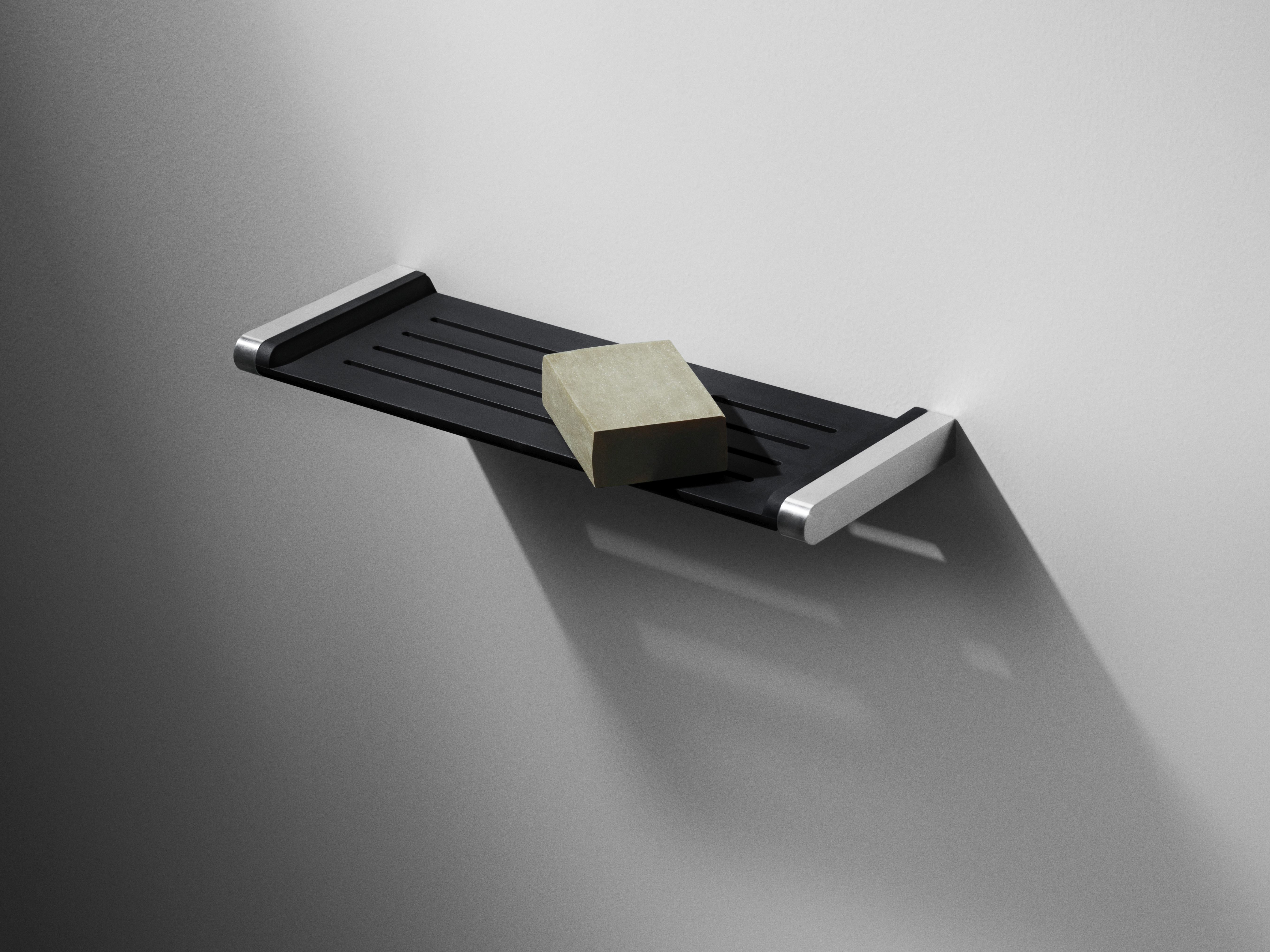 Schwarze Vipp Badablage mit Seife an der Wand befestigt, modernes Badezimmer Accessoire.