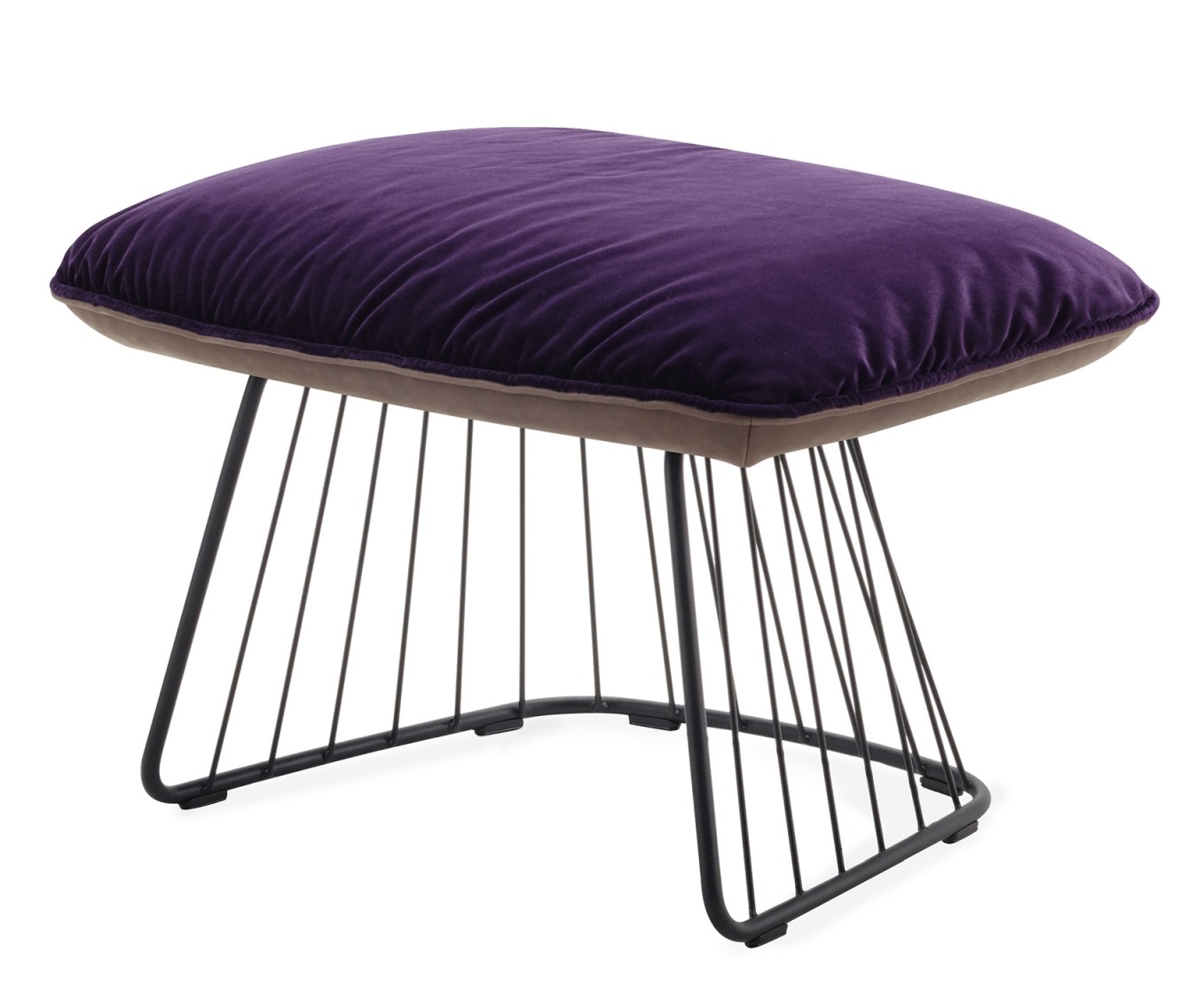 Marla Ottoman von Freifrau Manufaktur: Moderner Hocker mit lila Samtbezug und filigranem, schwarzem Metallgestell.