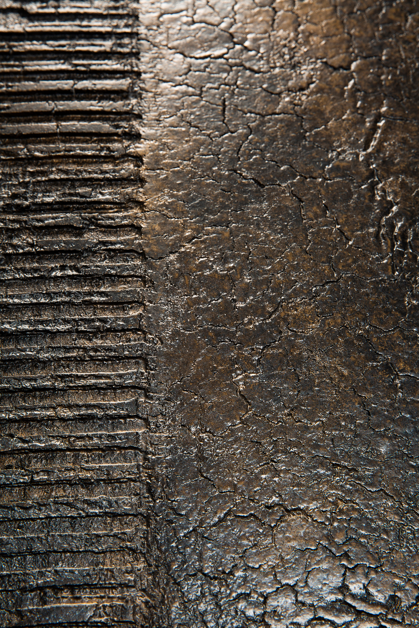 Detailaufnahme der Oberfläche vom Luna Couchtisch Lava Linear Ethnicraft mit auffälliger, rissiger Textur und geriffeltem Muster.