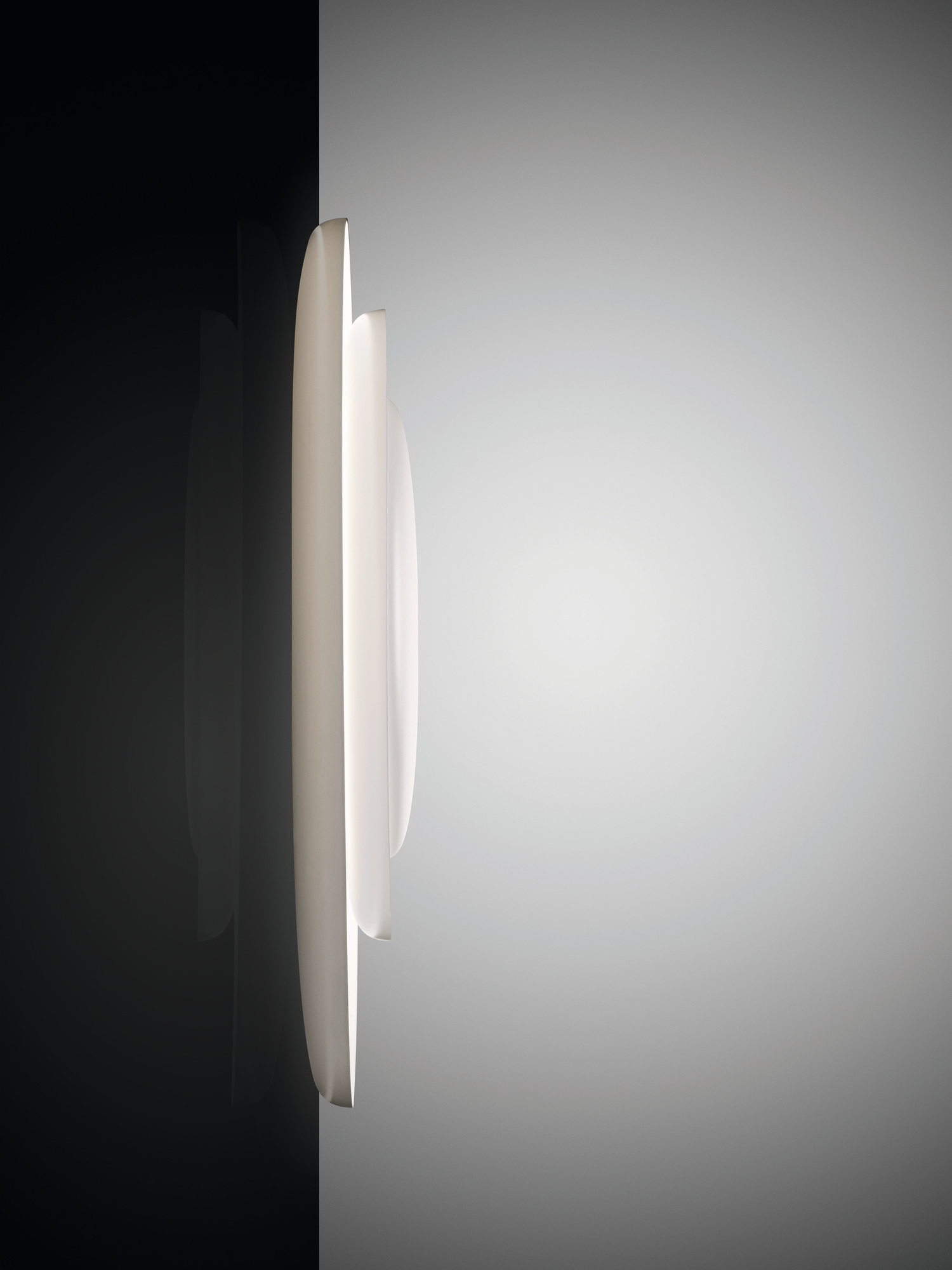 Bahia Wandleuchte von Foscarini: Moderne LED-Wandlampe in Weiß, abstraktes Design für indirekte Beleuchtung.