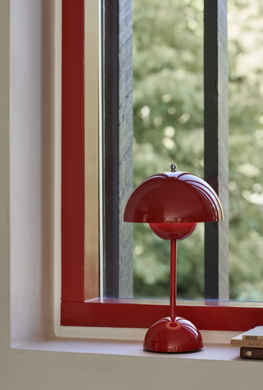 Flowerpot VP9 Tischleuchte in Vermilion Red am Fenster, eine tragbare Akkuleuchte.