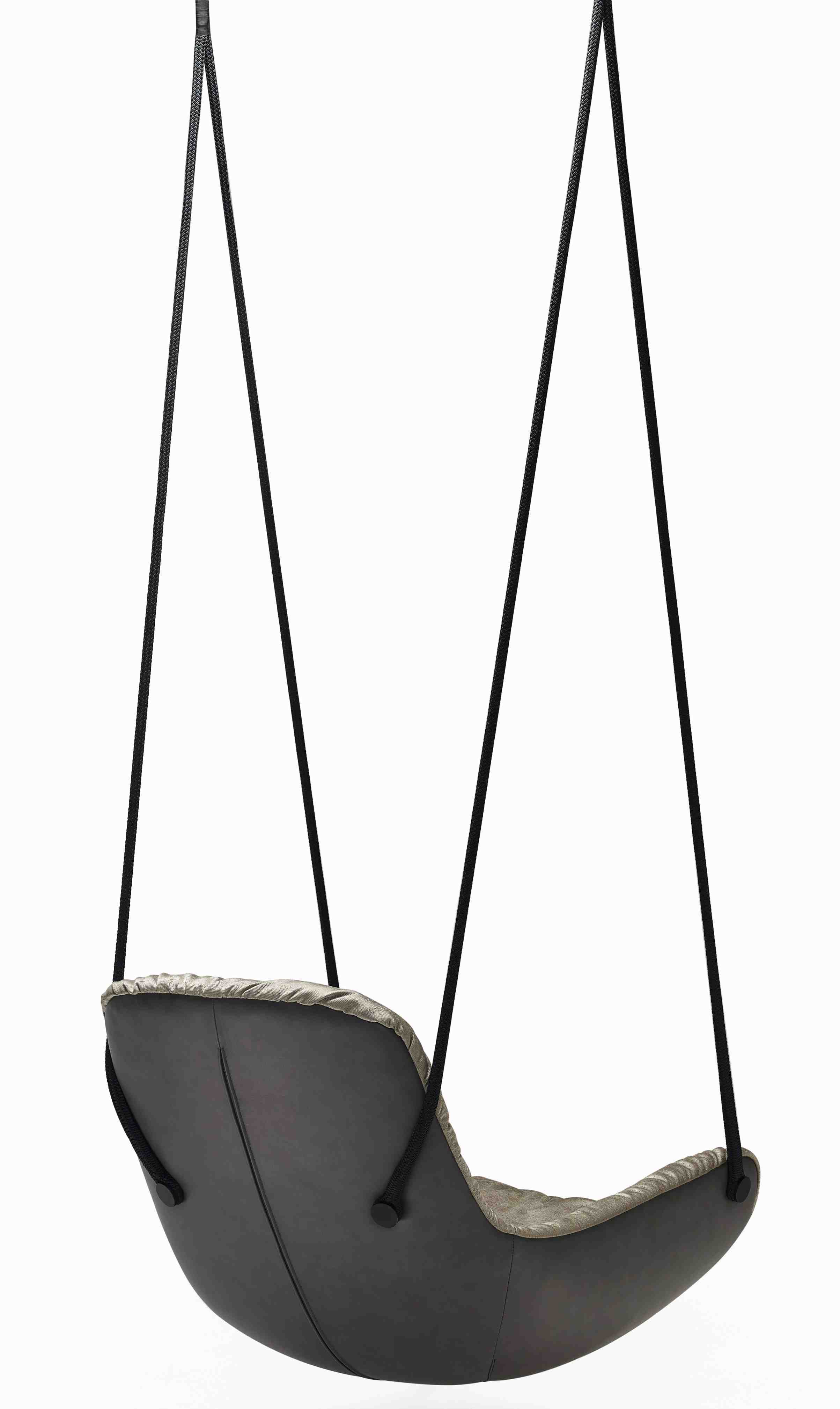 Leya Swing Seat von Freifrau Manufaktur: Hängesessel in Grau mit schwarzen Seilen für entspanntes Schwingen.