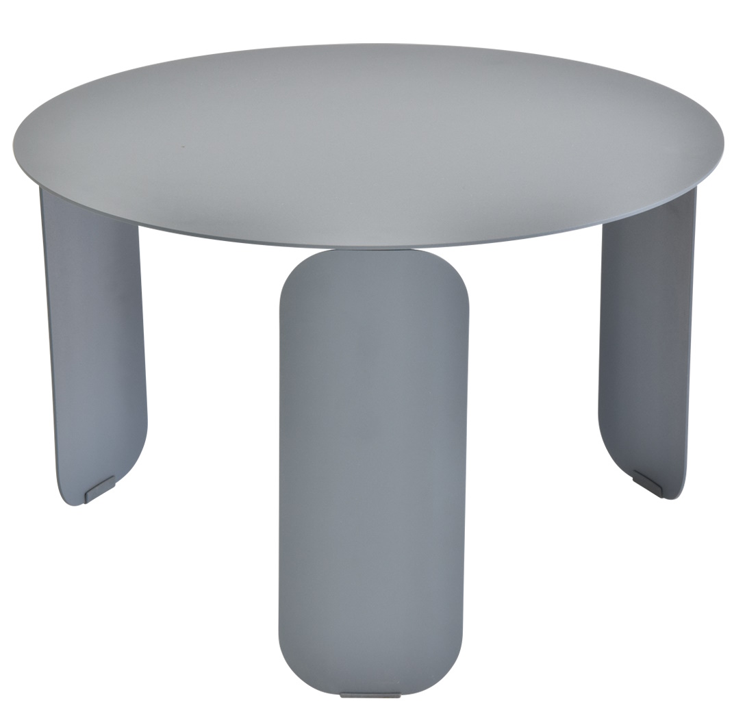 Grauer Fermob Bebop Low Table Outdoor Beistelltisch mit runder Tischplatte und zylinderförmigem Bein.