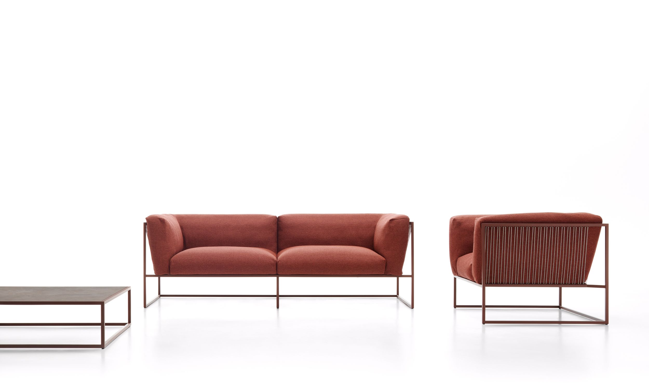 Arpa Sofa von MDF Italia, Outdoor 3-Sitzer in Terrakotta mit passendem Sessel und Tisch.