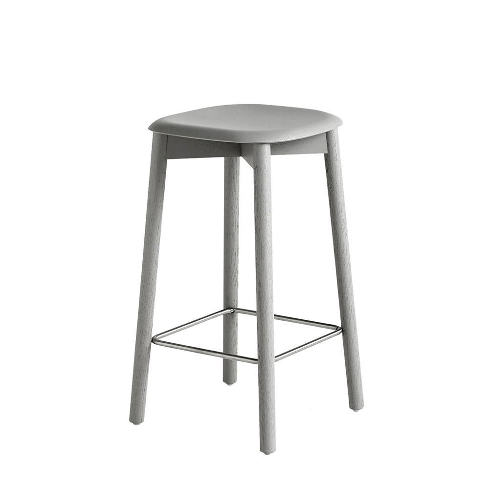 Grauer Soft Edge Hocker von Hay mit Holzbeinen und Fußstütze aus Metall.