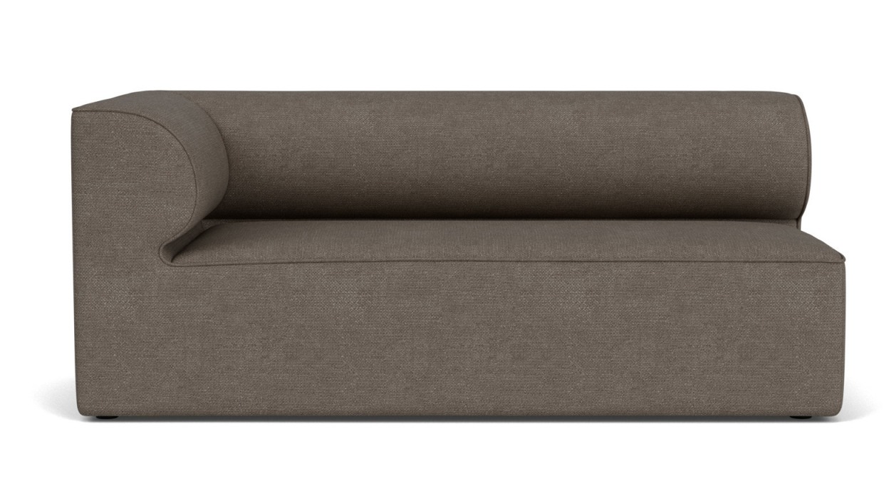 Eave Modular Sofa von Audo Copenhagen, braunes Ecksofa mit abgerundeter Armlehne für modernes Wohnzimmer.