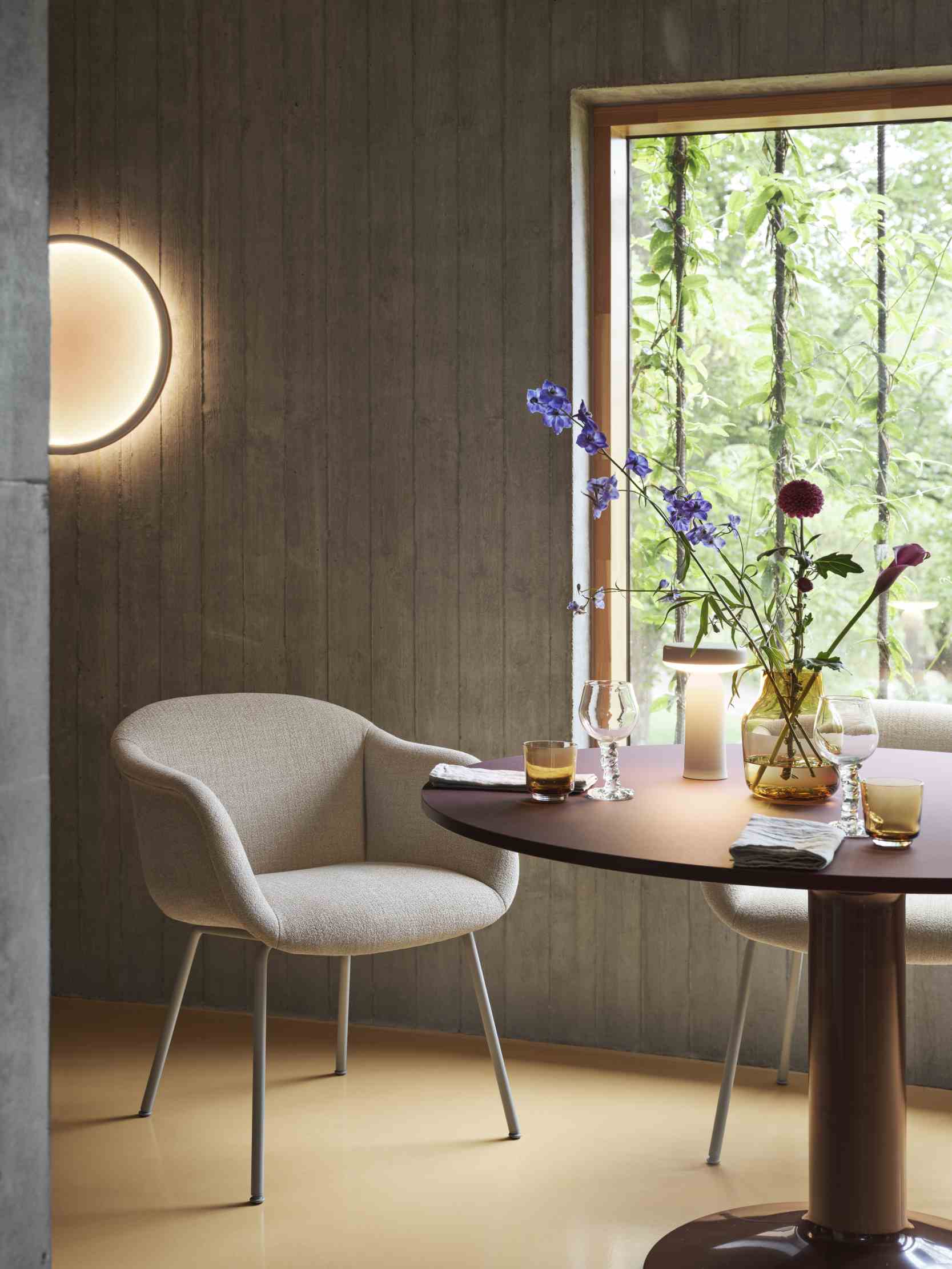 Beige Fiber Soft Armchair von Muuto am Esstisch. Moderner Armlehnstuhl für Esszimmer und Wohnbereich.