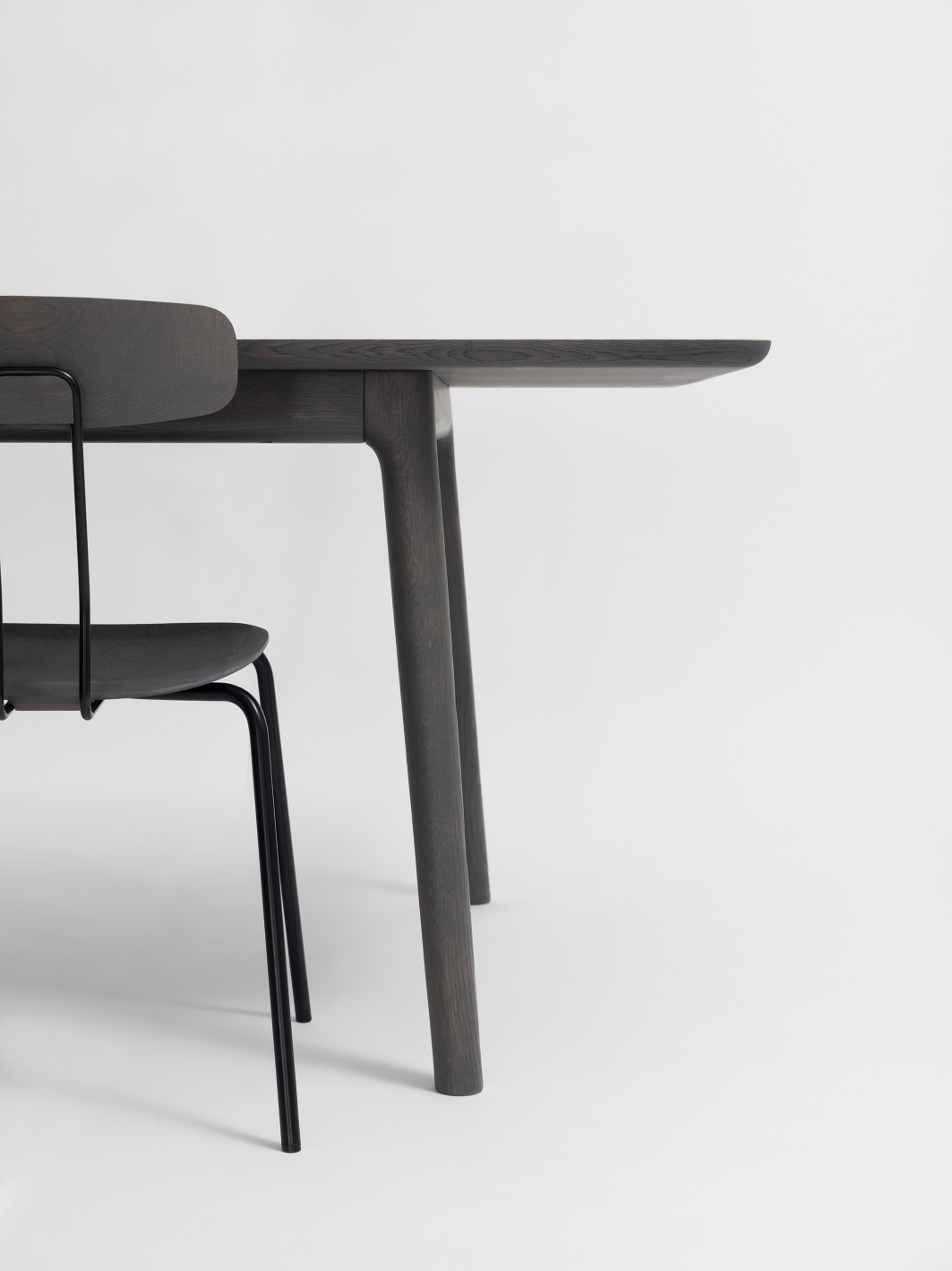 Okito Chair Stuhl von Zeitraum, dunkles Holz, minimalistisches Design, Esszimmerstuhl mit Tisch, moderne Möbel.