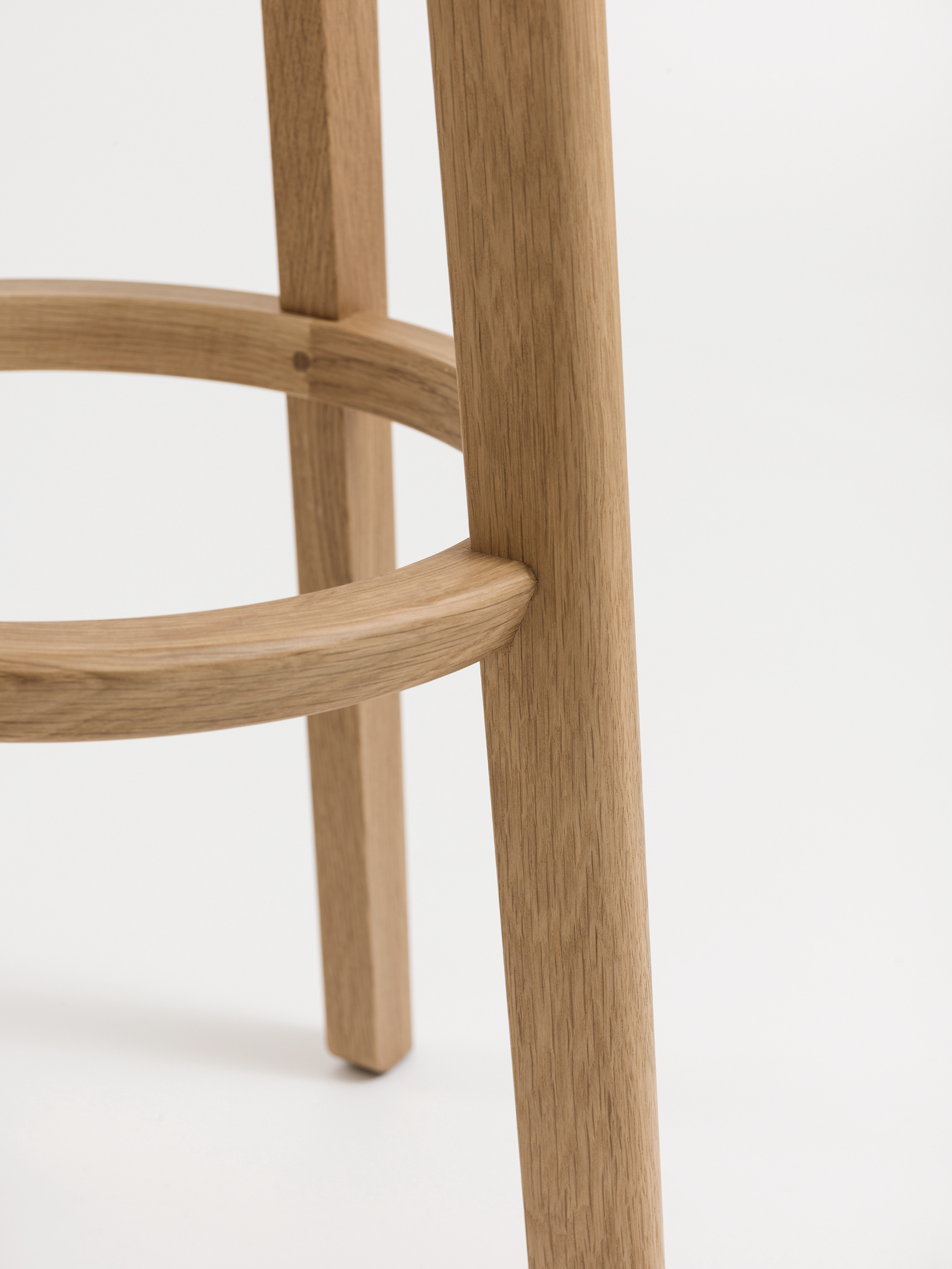 Detailaufnahme eines hellen Holz-Barhockers mit Fußstütze, Höhe 80 cm, für Küche oder Bar.