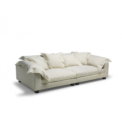 Nebula Nine Sofa von Moroso Diesel, ein großes, cremefarbenes Sofa mit losen Kissen.