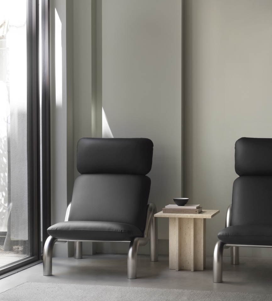 Zwei schwarze Tube Lounge Sessel von Normann Copenhagen mit silbernem Gestell und einem Beistelltisch.