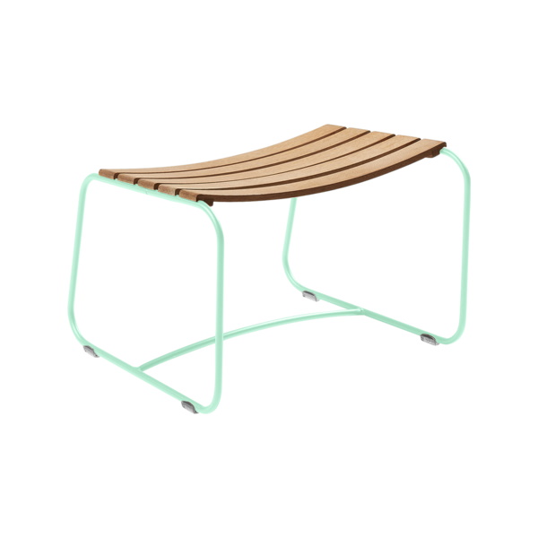 Fermob Surprising Outdoor Fußhocker mit Holzlatten-Sitzfläche und mintgrünem Metallgestell, ideal für Garten und Terrasse.