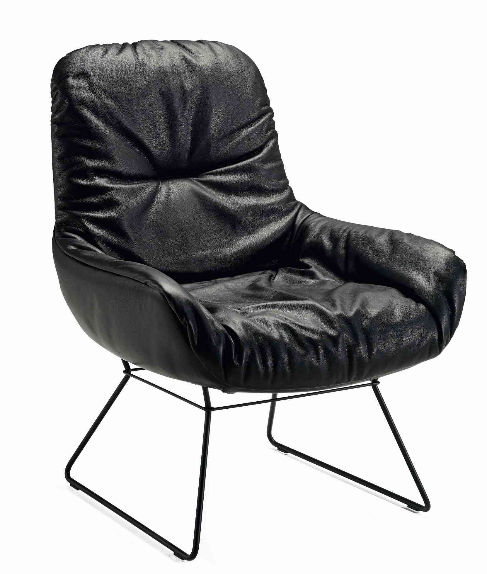 Schwarzer Leya Lounge Chair Sessel von Freifrau Manufaktur mit Lederbezug und filigranem Metallgestell.