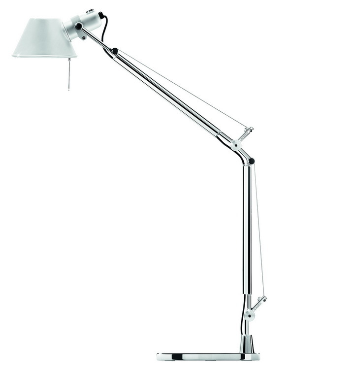 Silberne Tolomeo Tischleuchte von Artemide mit konischem Lampenschirm und verstellbarem Arm für Schreibtisch oder Nachttisch.