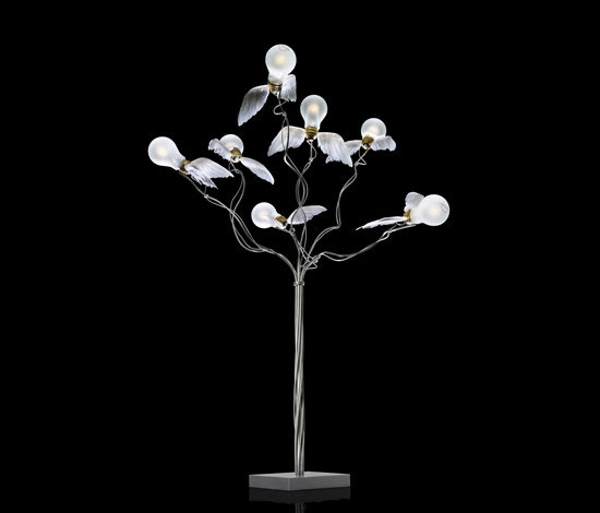 Birdies Busch Tischleuchte von Ingo Maurer: Designlampe mit Glühbirnen und Flügeln auf silbernem Gestell.
