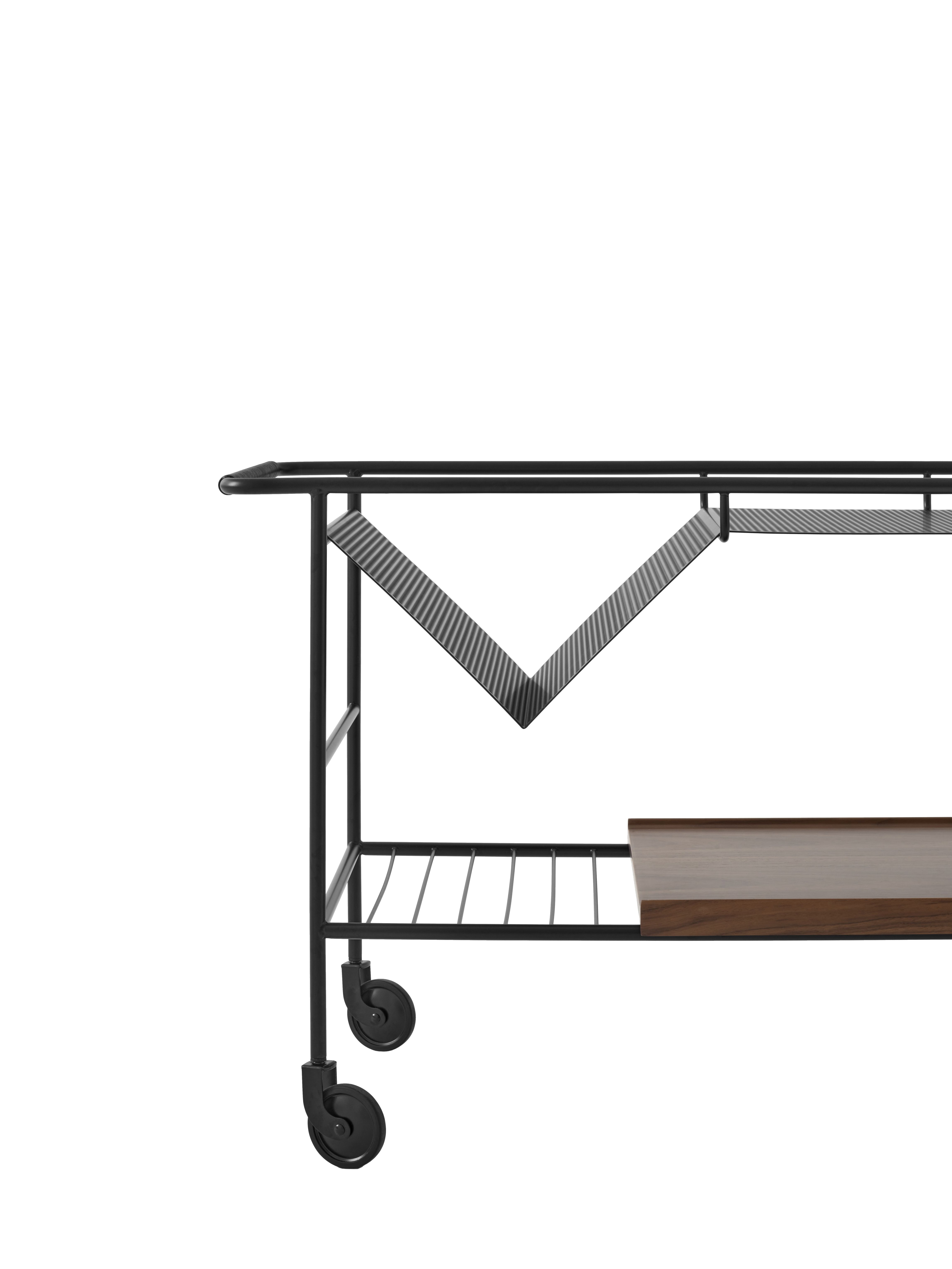 Detailaufnahme des AndTradition Alima NDS1 Rollwagens mit schwarzem Metallgestell und Holzablage, ideal als Servierwagen.
