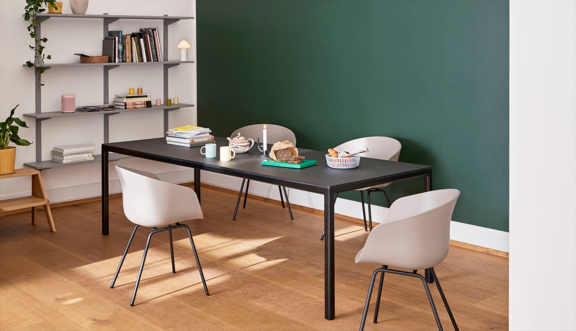 About A Chair AAC26 Stuhl von Hay am Esstisch, skandinavisches Design, beige Sitzschale, schwarzes Gestell.