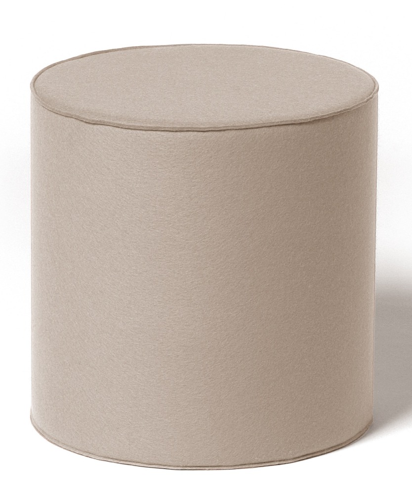 Beiger, runder Sitzhocker aus Filz, ideal als Fußhocker oder Beistelltisch im Wohnzimmer.