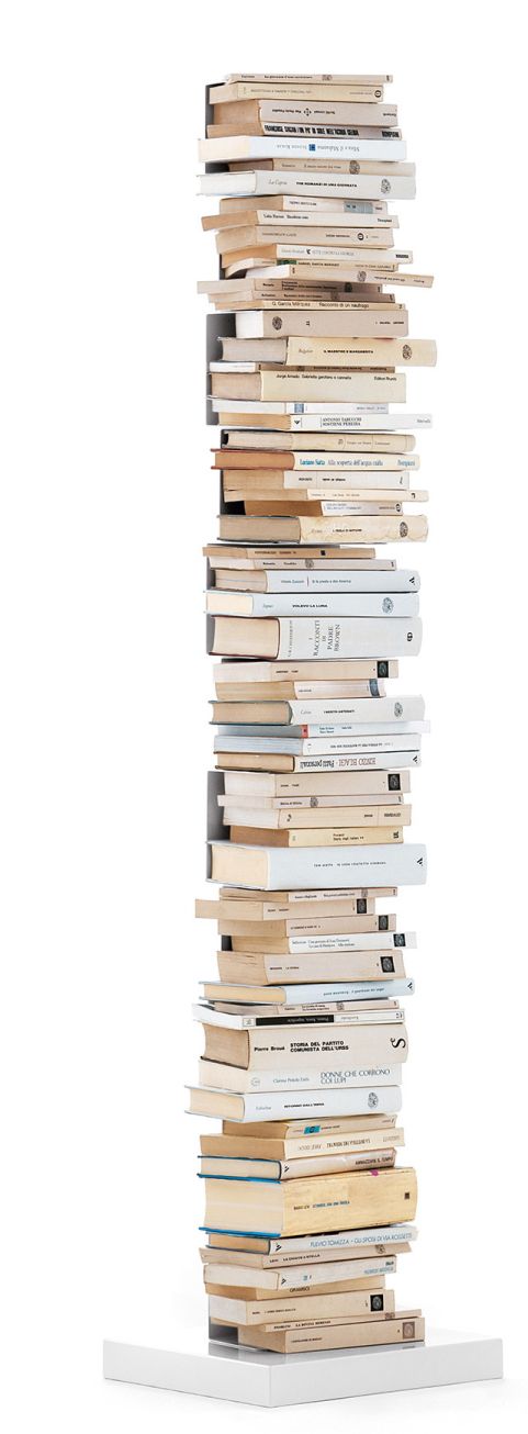 Ptolomeo Bücherregal von Opinion Ciatti: Freistehendes, weißes Regal mit vielen Büchern gefüllt.