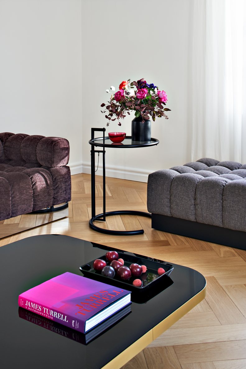 Schwarzer Bow Coffee Table Couchtisch No. 5 von ClassiCon im modernen Wohnzimmer mit Sofa und Dekoration.