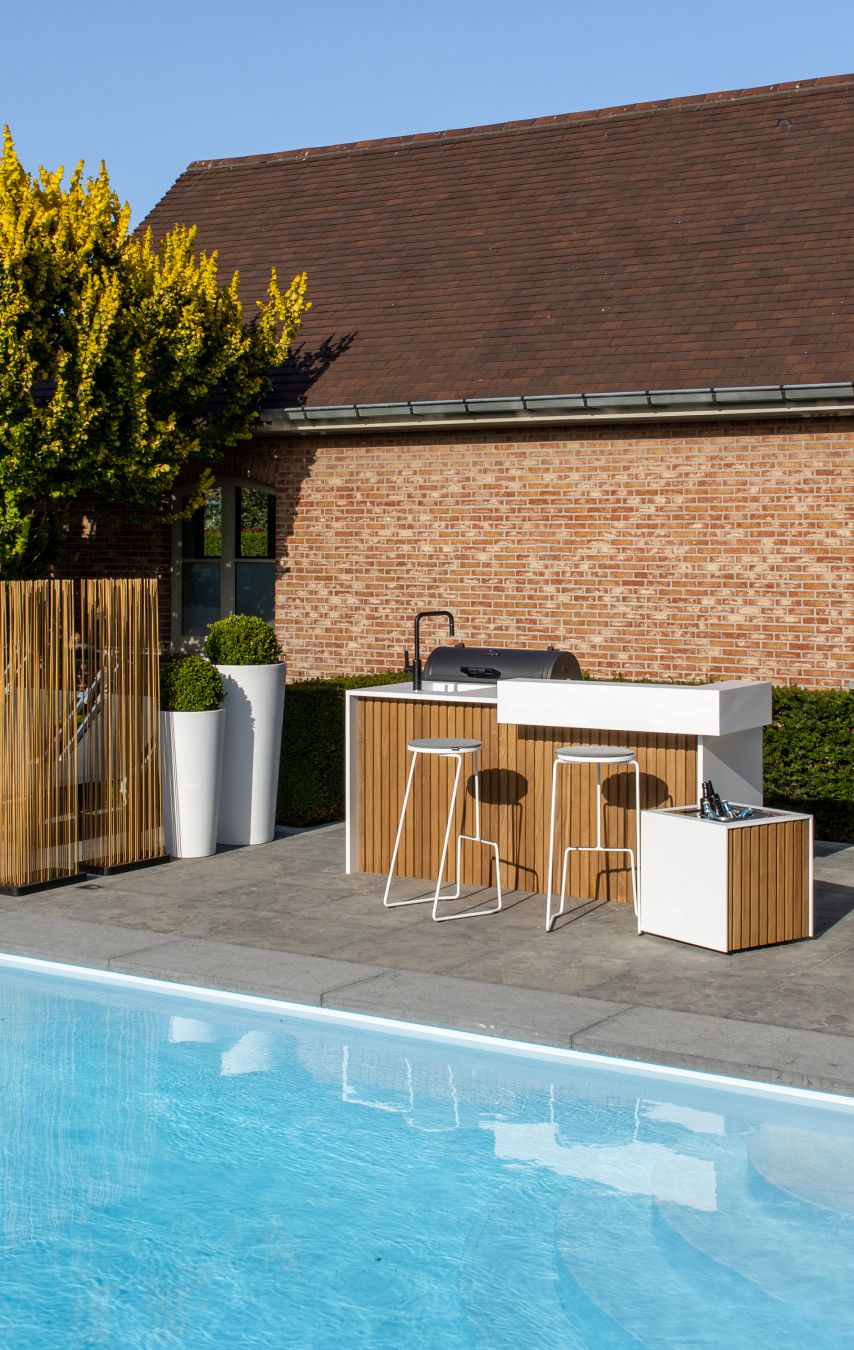 Extremis Tiki Barhocker Outdoor am Pool, weiße Barhocker mit Grill und Outdoor-Küche im Garten.