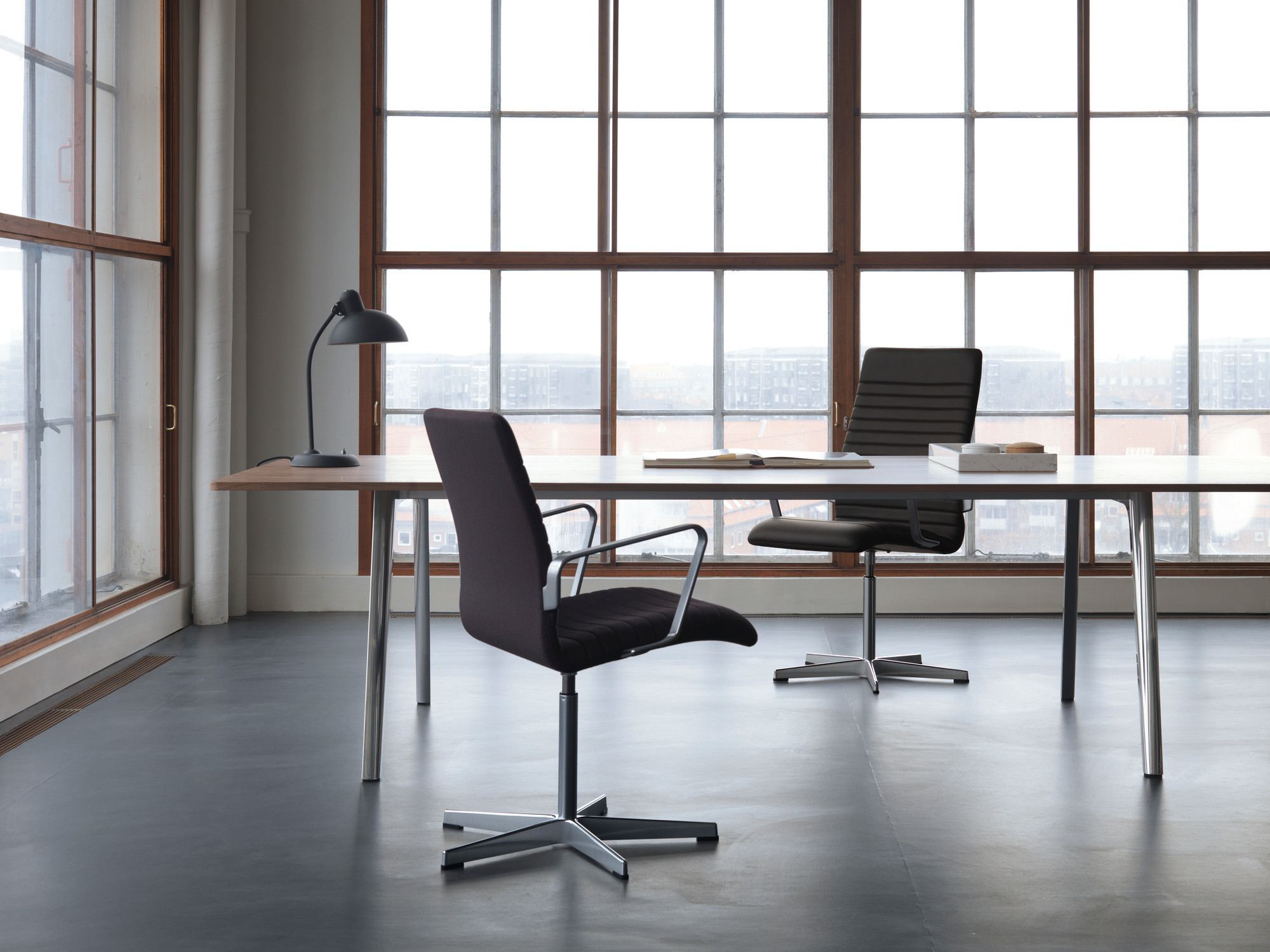 Schwarze Kaiser Idell 6556 T Tischleuchte von Fritz Hansen auf einem Schreibtisch im Büro.