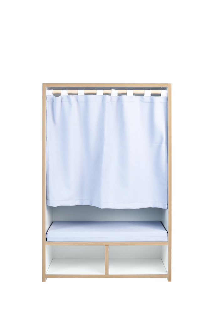 Tojo Kids Nische: Lesebox mit hellblauem Vorhang, Sitzkissen und Regalfächern für Kinderzimmer.