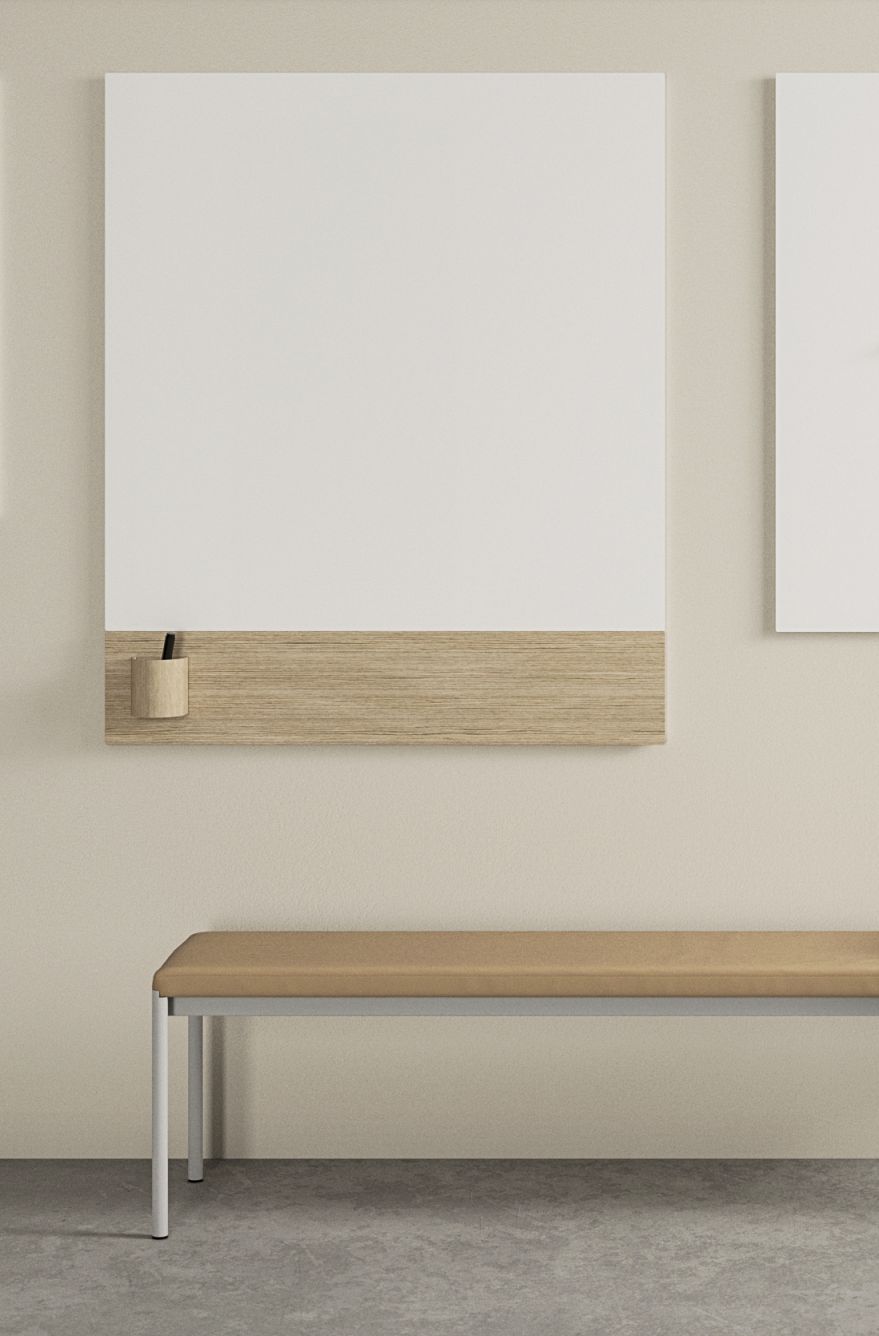 Weiße Chat Board Glastafel für die Wand mit Holzablage und Stiftehalter.