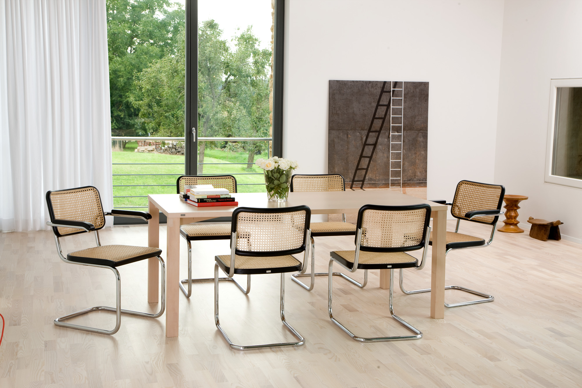 Esszimmer mit Thonet S 64 V Freischwinger Stühlen aus Buche und Stahlrohr Chrom.