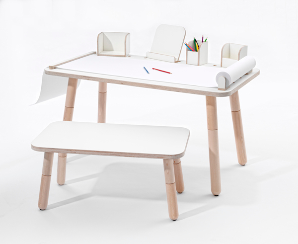 Growing Table Kindertisch-Set in Weiß mit Papierrolle, Stifthalter und Hocker für Kinder.