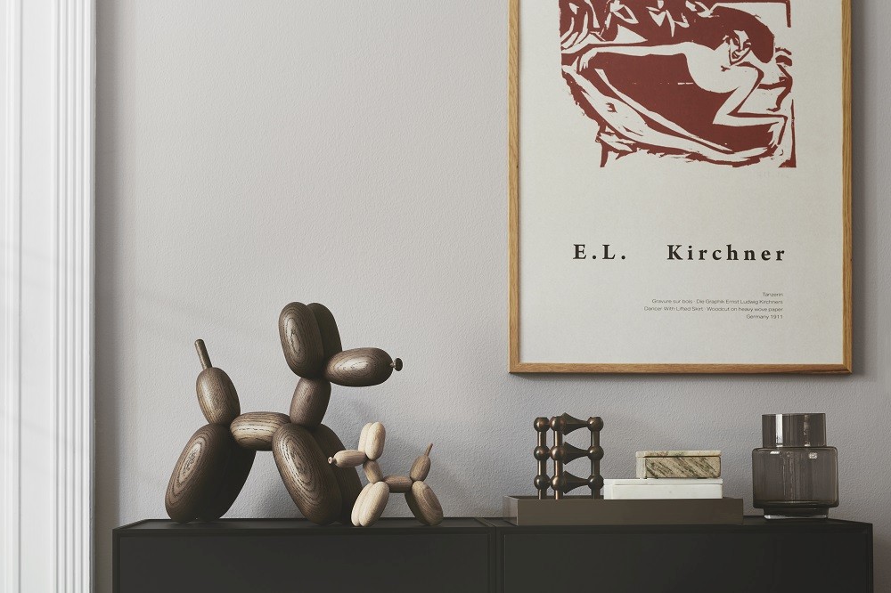 Ballon d’Og Holzfigur Hund, dunkles und helles Holz, dekorative Holztiere für Kinderzimmer.