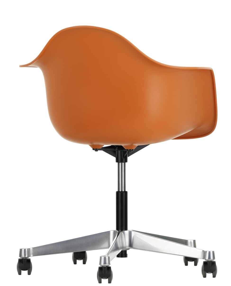 Oranger Eames Plastic Arm Chair von Vitra mit Rollenfuß, Ansicht von hinten. Moderner Bürostuhl.