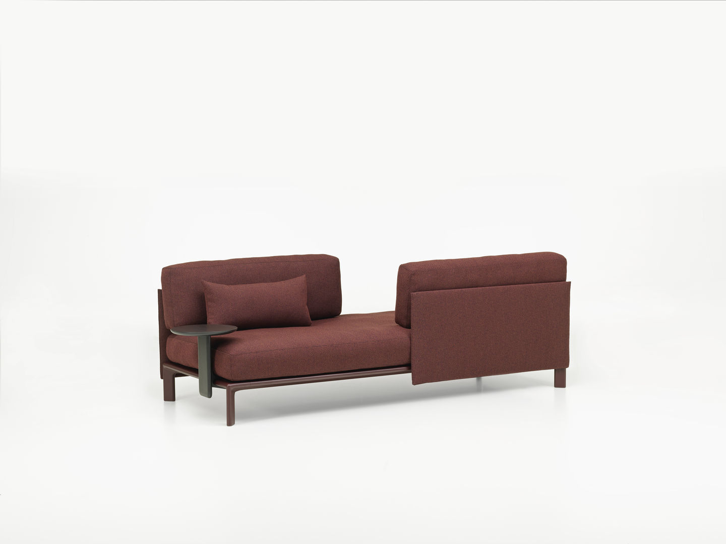 Vitra Anagram Panel 90 cm Sofa in Bordeauxrot mit kleinem Beistelltisch und Kissen.