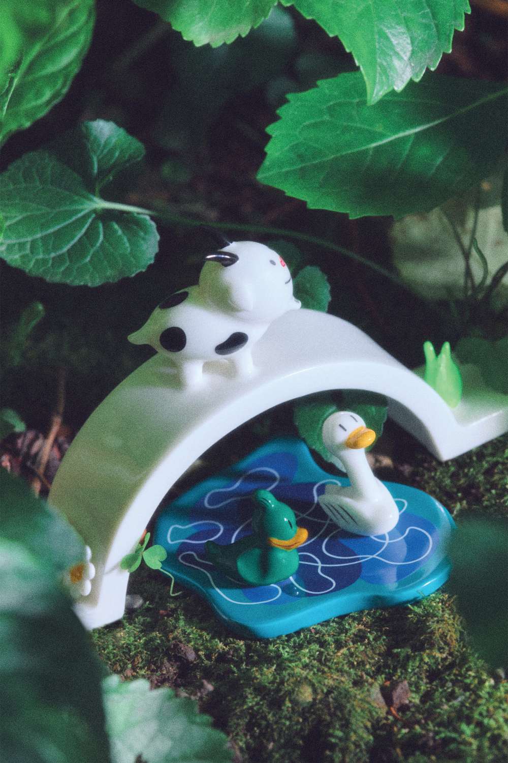Alessi Happy Eternity Baby Brücke Porzellanfigur mit Kühen- und Entenmotiven, dekorative Designfigur für Kinderzimmer.