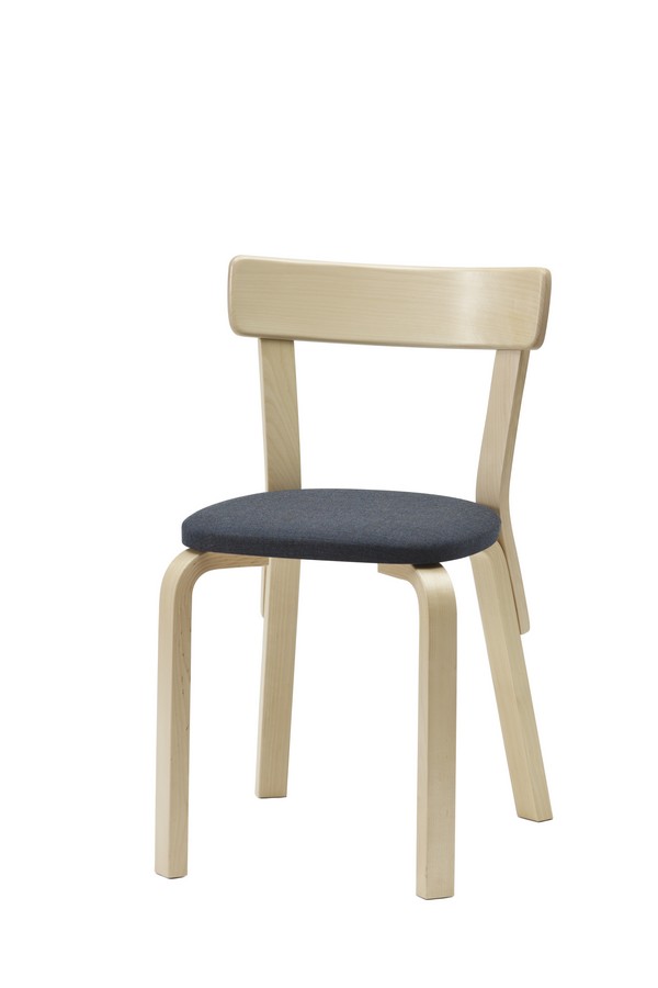 Artek 69 Stuhl aus Birke mit grauem Sitzpolster, skandinavisches Design für Esszimmer und Wohnbereich.
