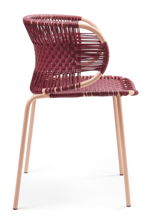 Cielo Armlehnstuhl in Rot-Pink Sand: Stapelbarer Outdoor-Stuhl mit geflochtener Sitzfläche und Rückenlehne.