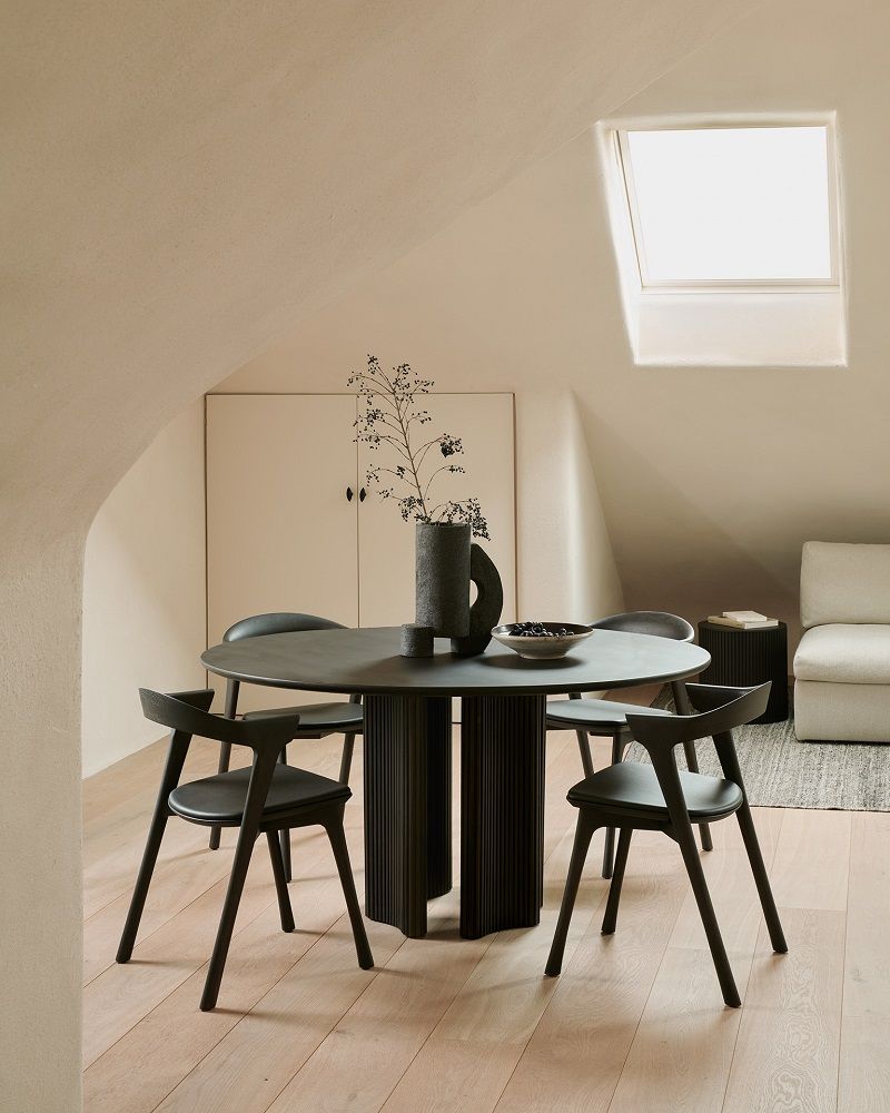 Ethnicraft Bok Stuhl aus brauner Eiche mit braunem Leder, minimalistisches Design für Esszimmer.