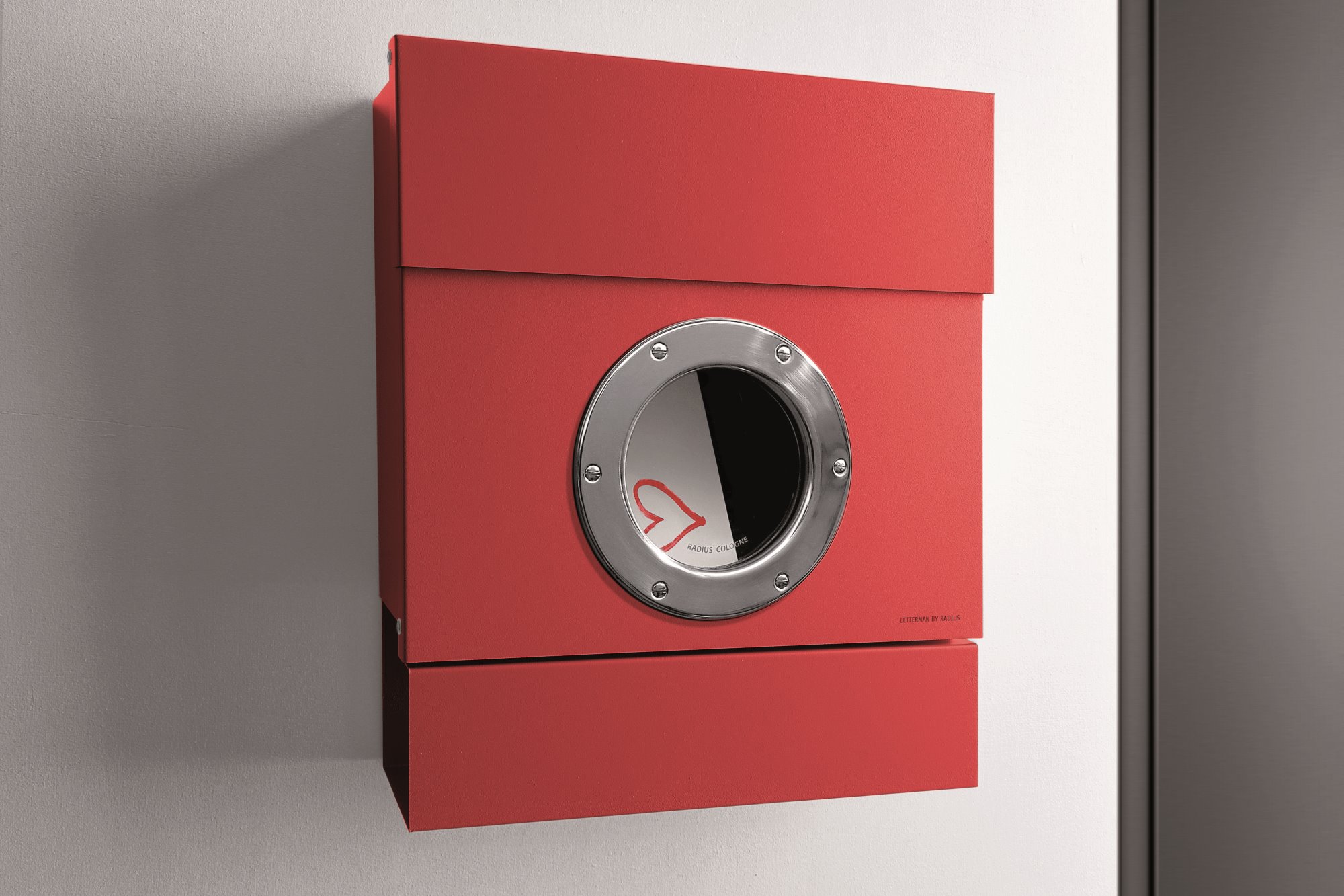 Roter Letterman Briefkasten von Radius mit Bullauge und Herz, moderne Hauspost für die Wand.