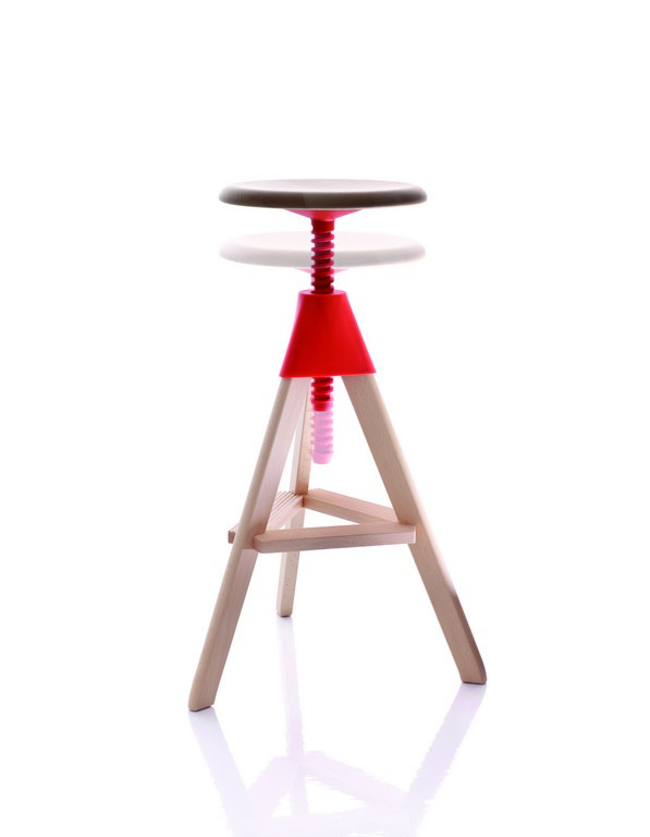 Magis Tom Barhocker aus Holz und rotem Kunststoff, höhenverstellbarer Hocker für Küche oder Bar.