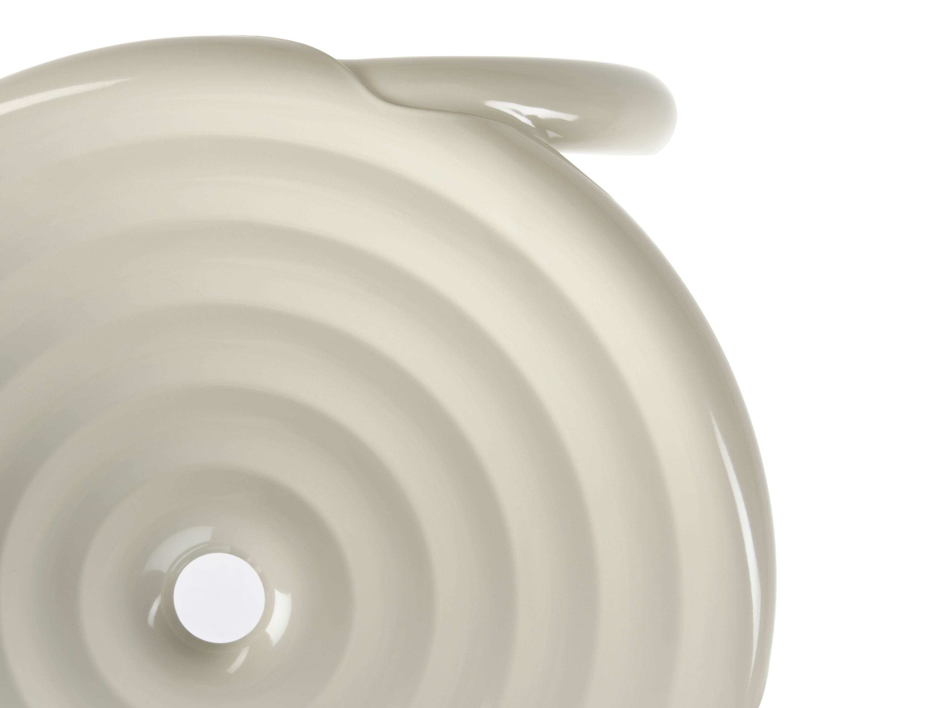 Detailaufnahme des Groove Hockers von Tom Dixon in Putty, ein moderner Outdoor Hocker.