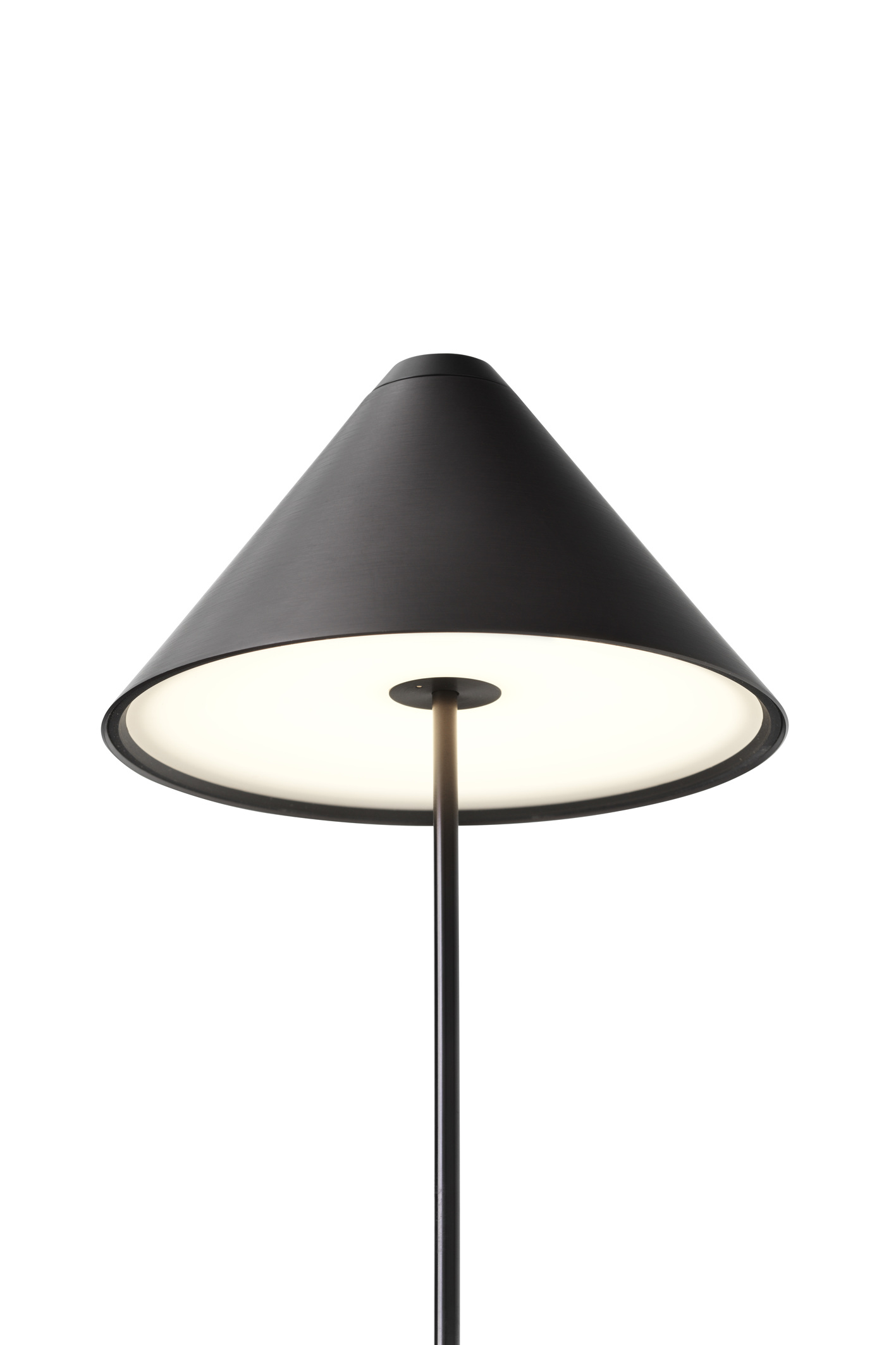 Schwarze Brolly Akkuleuchte von New Works, eine moderne und tragbare Tischleuchte für Innenräume.
