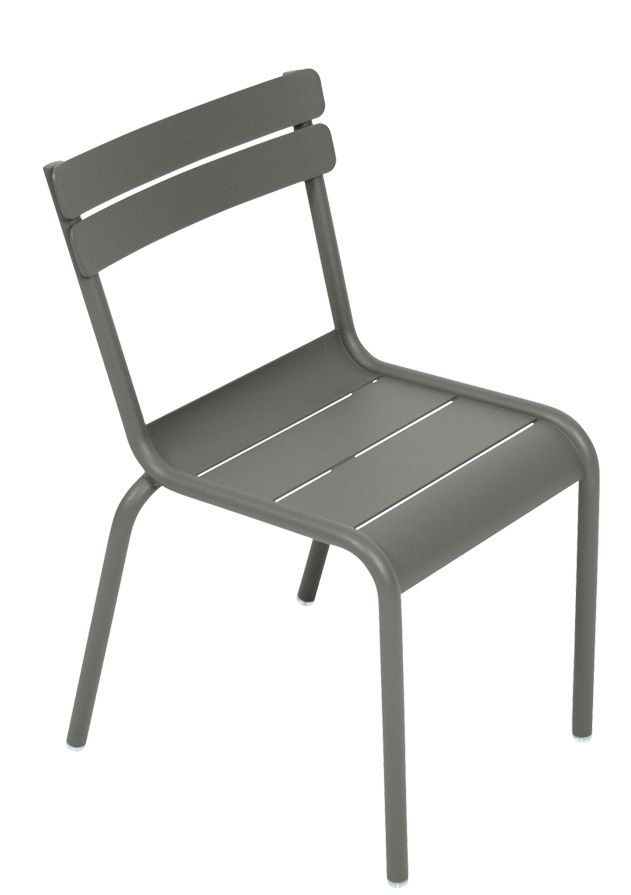 Grauer Luxembourg Kinderstuhl von Fermob für den Außenbereich, aus Metall mit Lattenmuster.
