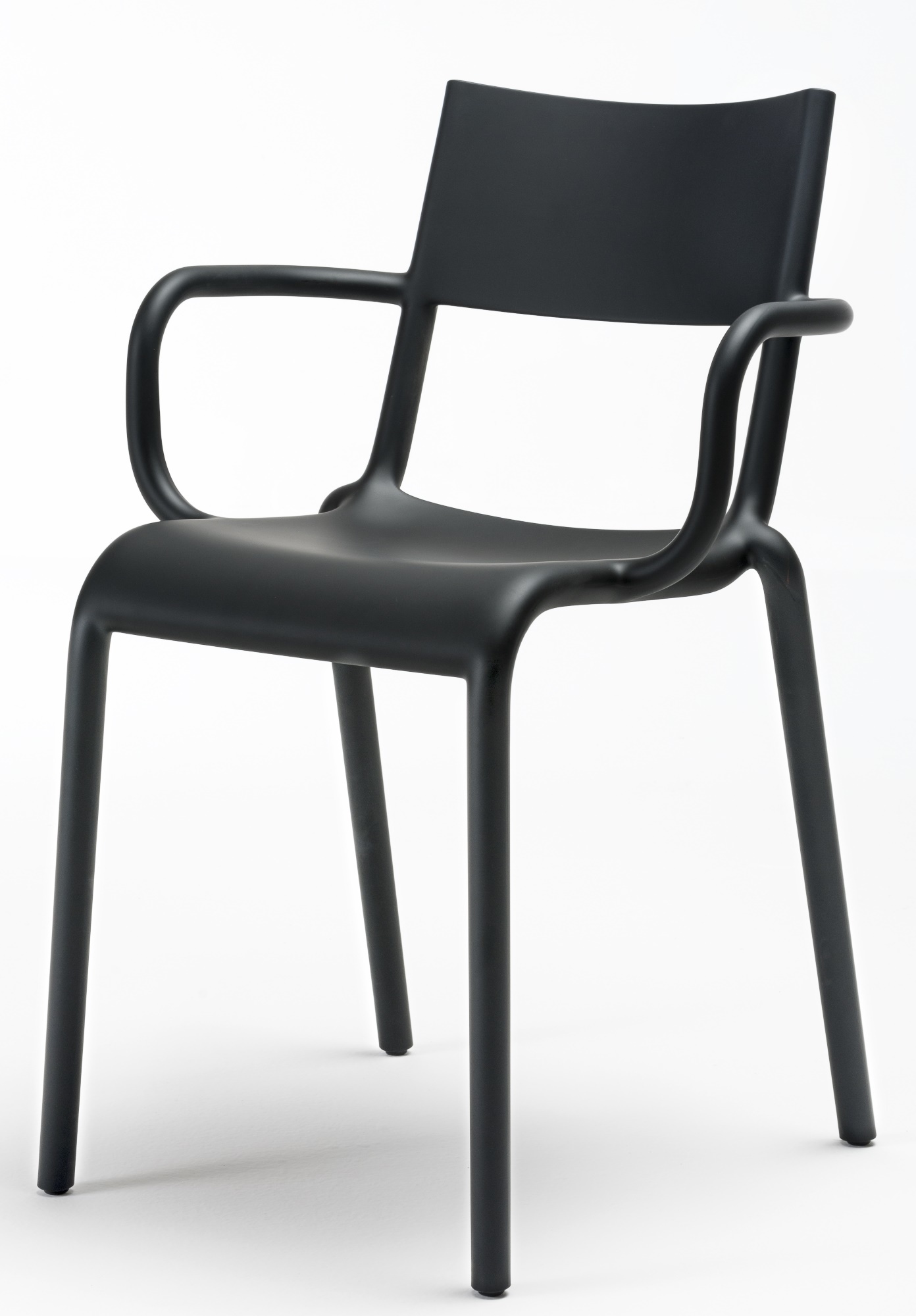 Schwarzer Stuhl im Kartell-Stil mit Armlehnen, Teil eines 2er-Sets. Moderner Designstuhl für Esszimmer und Wohnbereich.