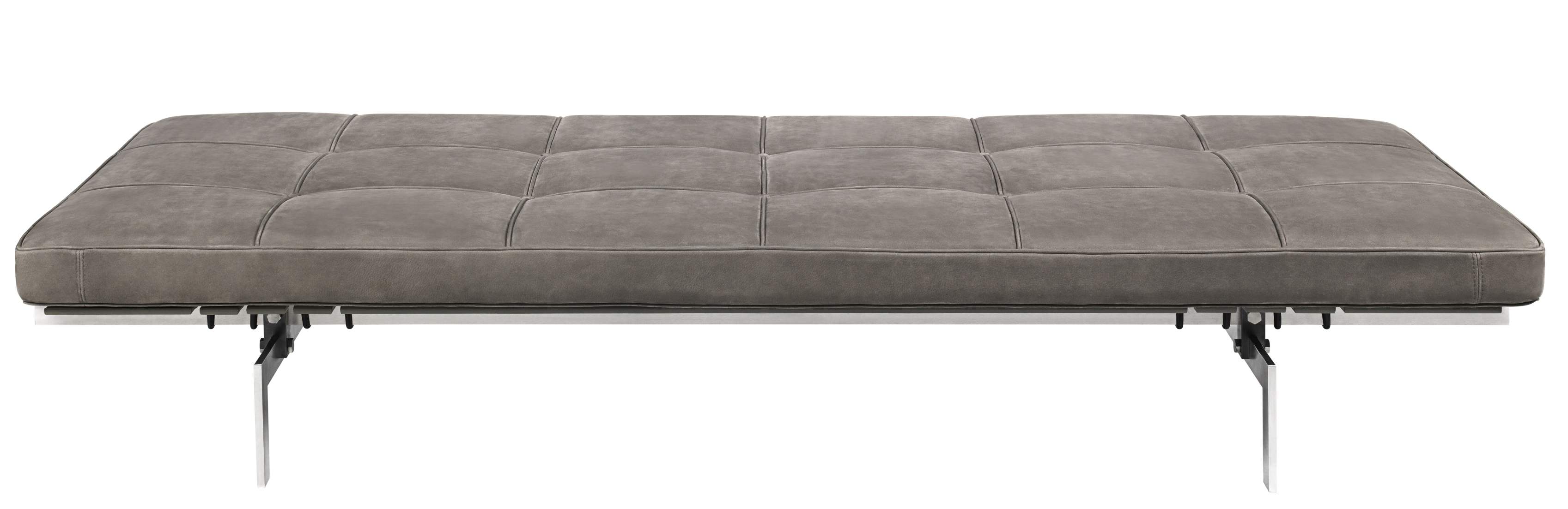 PK80 Liege von Fritz Hansen mit grauem Lederbezug und Stahlgestell, Frontansicht.