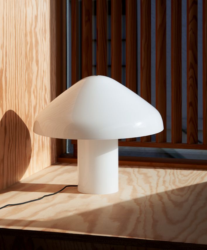 Nahaufnahme der weißen Pao Tischleuchte von Hay, eine moderne Glaslampe für Wohnzimmer und Schlafzimmer.
