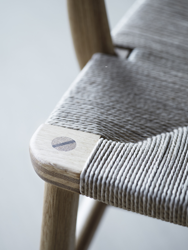Detailaufnahme: CH22 Lounge Sessel von Carl Hansen & Søn, Eiche geölt, Kordelgeflecht.
