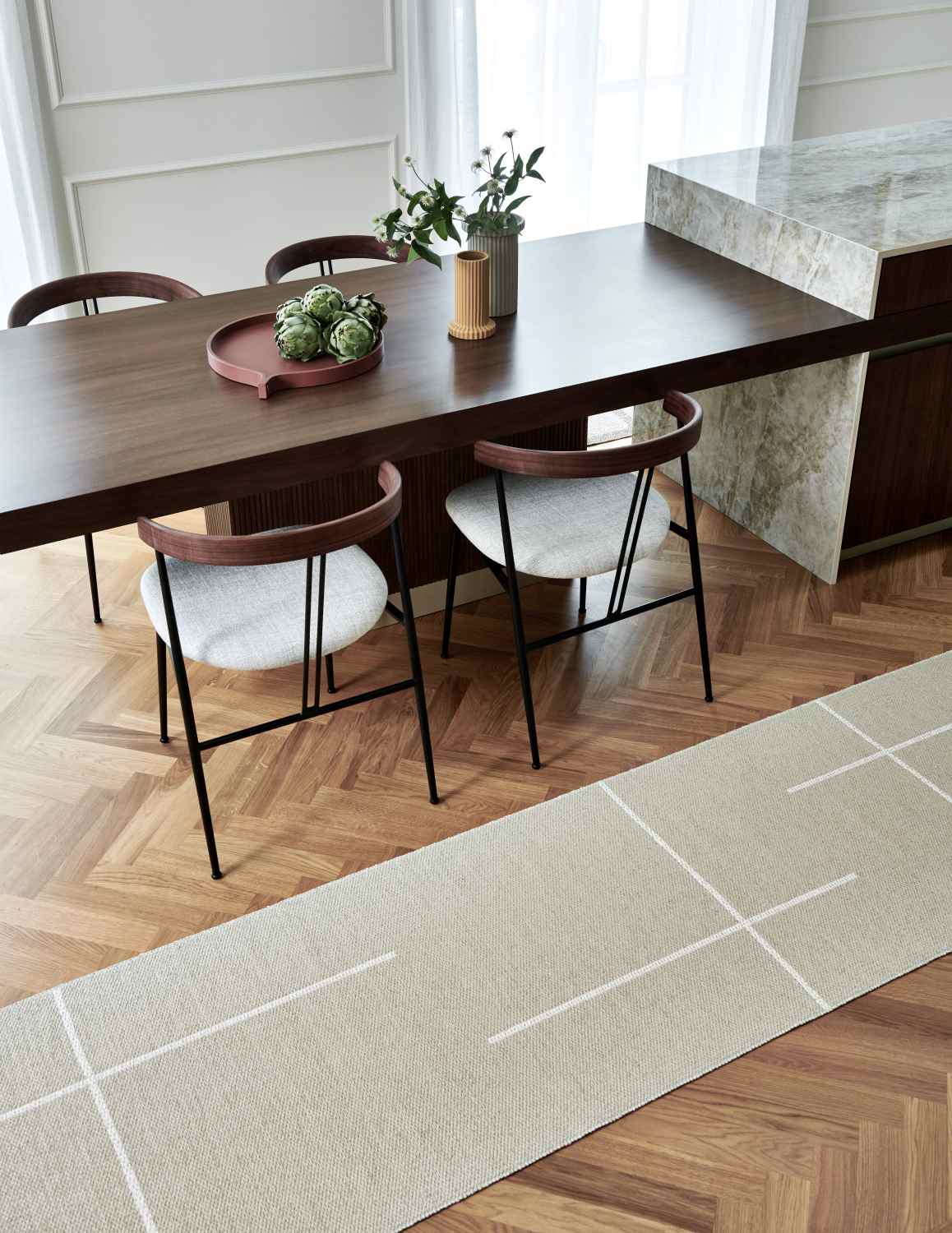 Fred Teppich Pappelina: Beige Kunststoffteppich mit weißem Muster, 70x270 cm, im modernen Esszimmer.